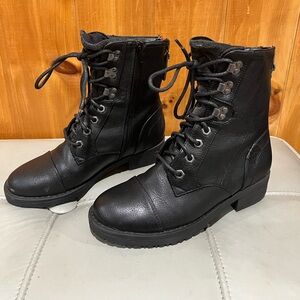 SoftMoc Women’s Lace up boots w/ side zippers. Mock zipper on back Size 36 (5.5)